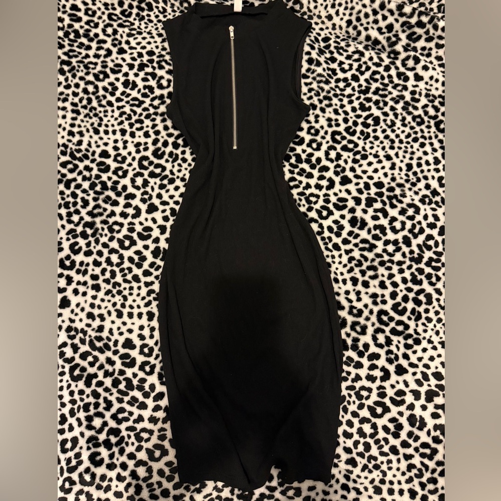 Chic Black Sleeveless Dress with Zipper